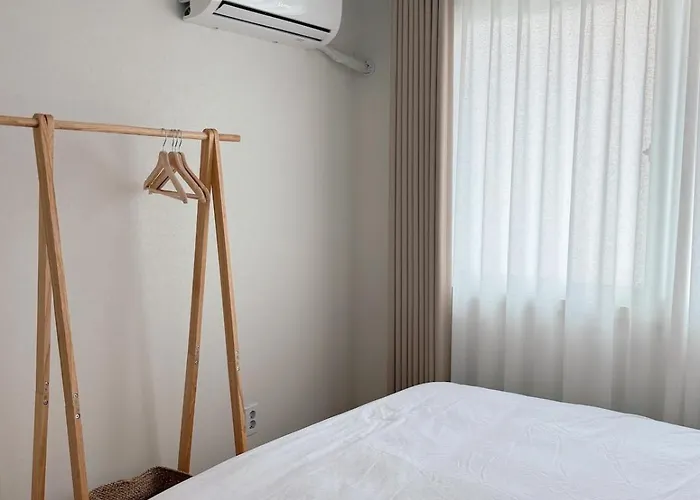 Yeonhuidong 3rooms , Up To 6 People ,10mins Drive To Hongdae ,2floor Single Family , Free Parking , Hongje Waterfall Apartamento *