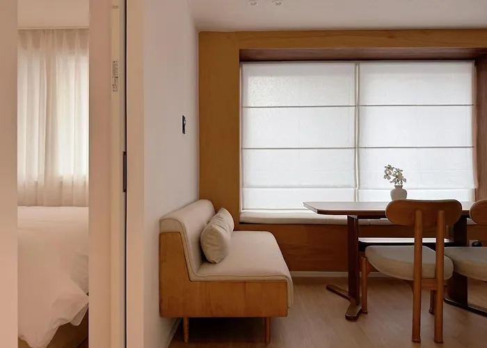 Yeonhuidong 3rooms , Up To 6 People ,10mins Drive To Hongdae ,2floor Single Family , Free Parking , Hongje Waterfall *