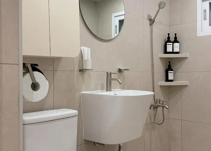 Yeonhuidong 3rooms , Up To 6 People ,10mins Drive To Hongdae ,2floor Single Family , Free Parking , Hongje Waterfall *