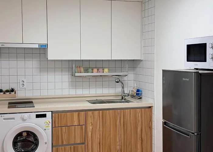 Yeonhuidong 3rooms , Up To 6 People ,10mins Drive To Hongdae ,2floor Single Family , Free Parking , Hongje Waterfall * Seúl