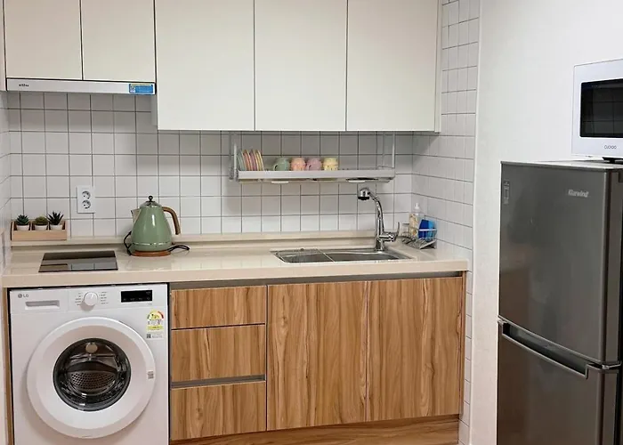 Yeonhuidong 3rooms , Up To 6 People ,10mins Drive To Hongdae ,2floor Single Family , Free Parking , Hongje Waterfall *
